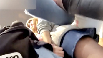 【パンチラ盗撮】まだ幼さ残る友達と買い物中のギャル♡ミニスカートからチラ見える、電線してるストッキングが印象的の画像
