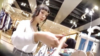 【パンチラ盗撮】目力強めなアパレル店員のお姉さん♡客のフリしたベテラン撮り師を接客対応中の神アングルがシコいwwの画像