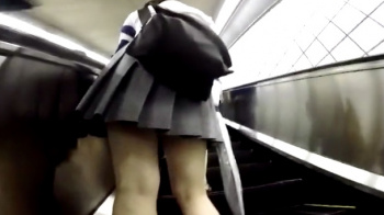 【パンチラ盗撮】気になったスカートJK♡粘着してエスカでやってはいけない行為で絶景を逆さ撮る撮り師の画像