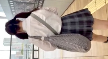 【パンチラ×対面撮り】ヒラヒラ自らスカート捲るミニスカjk♡待ち侘びたその瞬間に姿勢は釘付けの画像