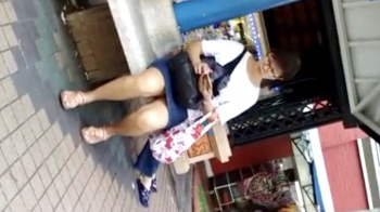 【パンチラ盗撮】チャレンジした撮り師！腰掛けに座ってたムチムチ感のあるおばさんスカート内のその瞬間の画像