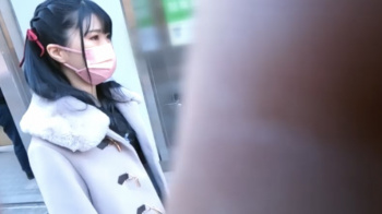 【パンチラ盗撮】偶然見つけた好みの女子♡粘着して逆さ撮りだけでは終わらず、ニュルっと触ってワレメを弄ってるヤバいやつの画像