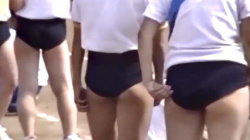 【体操着盗撮】学校教育で体育の授業の運動時に下半身に身につけてる女子の体操着の食い込みチェックの画像