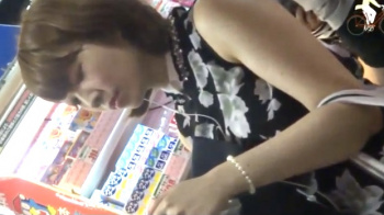 【逆さ撮り】とある店内にいた魅力的なワンピースお姉さん♡背後からスカート内部の撮影に成功した貴重なオカズの画像
