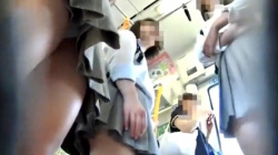 【逆さ撮り】帰宅途中のJKたちと遭遇した電車内…エッチな妄想広がるパンチラを盗撮の画像