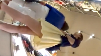 【逆さ撮り】数多くの撮り師たちオススメのパンチラスポットで、スカート女子たちをツキマトイながら絶景を盗撮の画像