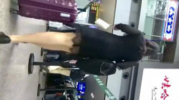 【パンチラ】とある国のエアポートは有名なパンチラスポット…順番待ちの美脚お姉さんたちの妄想広がる絶景アングルで盗撮の画像