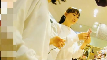【パンチラ】店内を歩く可愛いロリっぽい女の子勃ち…スカートの中の危険でエッチな光景をエスカは特に絶景ですの画像