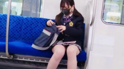 【パンチラ】電車内で目の前に座る可愛いJK…カメラで撮られてるのに気づいても動じない逞しさとエッチなパンツに一目惚れの画像