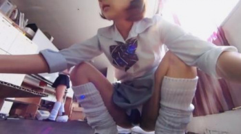 【パンチラ】部室の整理をしてる子ギャルな制服女子…ベスポジから見応え抜群なM字開脚とオナネタにる生パンを激撮の画像