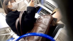 【痴漢】アイドル級の可愛さを持つ無邪気な笑顔のJK…粘着して電車内でオマンコさわさわして立ちバックでチンポ生挿入の画像