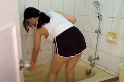 ノーブラ白タンクトップ姿で家の掃除をする巨乳女性Youtuber【MJ Siazon】の画像