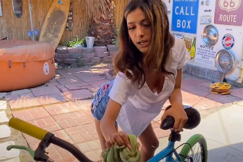 ノーブラTシャツ姿で自転車の洗車をするあざとい女性Youtuber【Product Review and Challenges】の画像