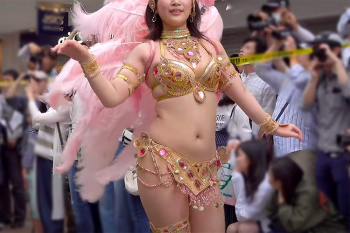 シズオカサンバカーニバルにて有名学生サンバ団体「ウニアン・ドス・アマドーリス」がパフォーマンスを行う動画の画像