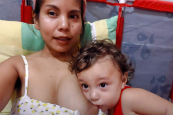 自分の子供におっぱい吸わせる様子だけを投稿しているお母さんのYoutubeチャンネル【Karen's Breastfeeding Channel】の画像