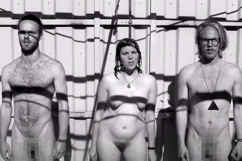 全裸の男女が冷たいシャワーを浴びながら歌うPV映像「I Fink U Freeky」【Roskilde Festival】の画像
