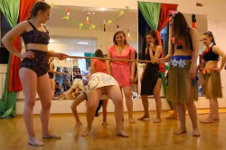 パンチラ不可避！！若い女の子たちがリンボーダンスに挑戦する動画の画像