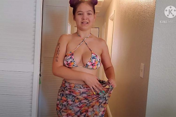 ムチムチ具合が生々しい体型の女性Youtuberが色んな水着や夏服を着用して紹介する動画【TrendT】の画像
