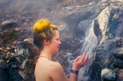 フランスのピレネー山脈辺りにある秘湯感満載な露天風呂に入る女性Youtuber【From Rust to Roadtrip】の画像