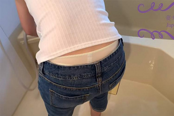 ジーンズからパンツハミ出しっぱなしで風呂掃除する40代人妻Youtuber【妻チャンネル】の画像