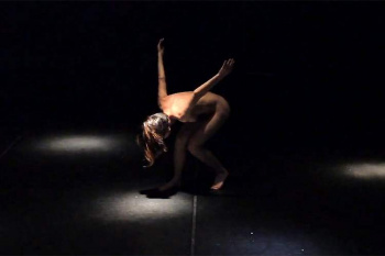 全裸でパフォーマンスをする女性舞踏家【南阿豆】の画像