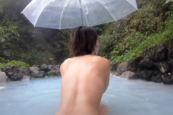 【燕温泉郷】大雨が降る中、傘を差して全裸入浴する女性Youtuber【KAO'S channel】の画像