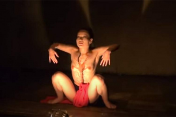 【月身】トップレス&ボディペイントで舞踏パフォーマンスをする女性アーティスト【MINA×HIBIKI×GAKU】の画像