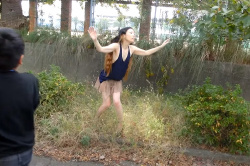 汗を流す野球少年達をバックに、ノーブラタンクトップ姿で踊る女性【 Yamada Mayumi】の画像