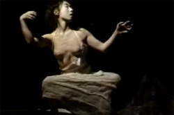 海外で活動されている舞踏家「古関すま子」さんがトップレスで舞踏を行う様子の画像