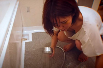 胸チラ、腋チラ、尻チラetc…色んなチラリズム満載の女性Yotuberによるお風呂場DIY改築動画【Runten るんてん】の画像