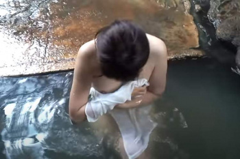 【明賀屋本館】10年前にYoutubeに投稿された乳首がチラチラ見えてる温泉訪問動画の画像
