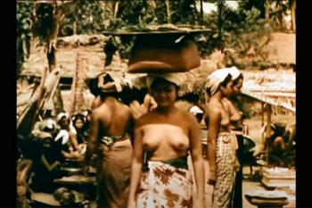1935年に撮影されたと思われるインドネシア・バリ島の様子、現代も引き継がれる伝統舞踊「レゴン・ダンス(Legong Dance)」を舞う女性達の画像
