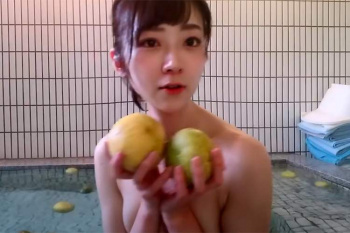 みかんでおっぱいを隠すスレンダー温泉系Youtuber【ゆっこのくつログ】の画像