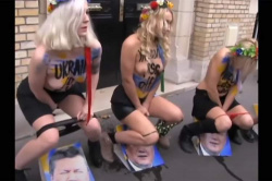 【ご褒美やんか】大統領の顔にオシッコ！？ウクライナ女性ヌーディスト抗議団体「FEMEN」が行ったマジキチ路上パフォーマンスの画像
