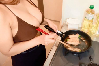 【Jカップ】下着や水着姿で料理をする爆乳Youtuber【クッキングぱおんぱおん】の画像