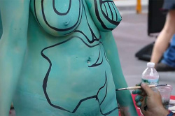 毎年オーストリアで開催されている「World Bodypainting Festival」にて全裸にペイントされる巨乳女性の画像
