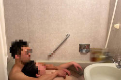 妊娠５ヶ月目の奥様のおっぱいを触りつつお風呂に入るラブラブ夫婦【浦さん家】の画像