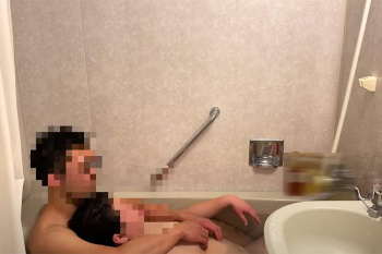 妊娠5ヶ月目の奥様のおっぱいを触りつつお風呂に入るラブラブ夫婦【浦さん家】の画像
