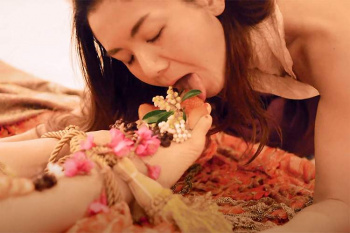 緊縛した女体にフルーツを盛り付け食す・・・祈結師として活動されている白鳥紗也子さんの映像作品「縄と蜜の実験室〈壱〉女体曼荼羅」の画像