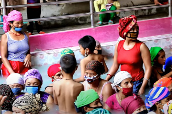 「密です！」熟女の透け乳首がたくさん見られるネパールの温泉撮影動画【Scot Nepal】の画像