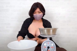 Ｈカップのぽっちゃり爆乳人妻Yotuberがおっぱいの重さを計測してみる企画！【ムチムチHカップ人妻ゆぅこ】の画像