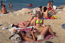 【4K】おっぱいを探せ！トップレスの女の子がチラホラ居るスペイン・バルセロナの2022年ビーチ映像【Walk-richard】の画像