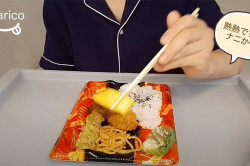 ノーブラパジャマ姿で200円の激安弁当を黙々と食べる熟女Youtuber【熟熟ですがナニか❤︎】の画像