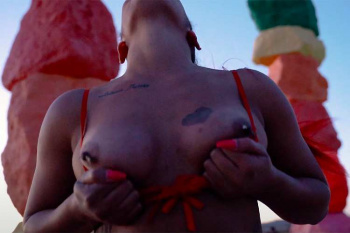 動画再生１秒で乳首丸出しの女性がおっぱいを揺らす映像が流れる過激ＭＶ【Trap Gambino】の画像