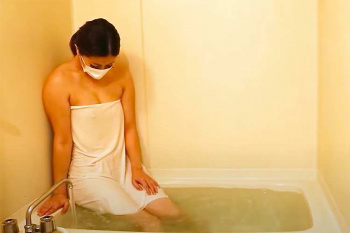 新人Youtuberさん、自宅のお風呂でポロリ覚悟のノーパンノーブラ入浴動画を公開!【さな チャンネル】の画像