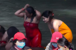 ネパールの行水の様子、留学生っぽい女の子が躊躇いがちに水に漬かる様子が初々しくてぐっと来る【Kalakhabar TV】の画像
