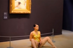 「実物と見比べてどうですか？」自分のマンコを描いた絵画の前でマンコ全開にするマジキチ女子ｗｗｗｗｗの画像