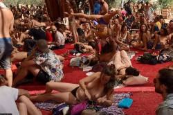 おっぱい丸出し女子の姿もチラホラ！4年振りに開催されたポルトガルの野外トランスイベント「Boom Festival 2022」の様子の画像