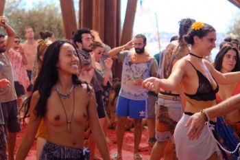【Boom Festival 2022】おっぱい丸出し女性複数＆女性の腋毛が堪能出来る夏フェス動画の画像