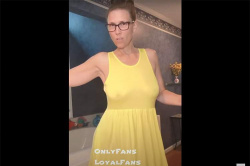 40代メガネ熟女が若干垂れたノーブラおっぱいを公開する総集編的な動画【Diane Marie】の画像